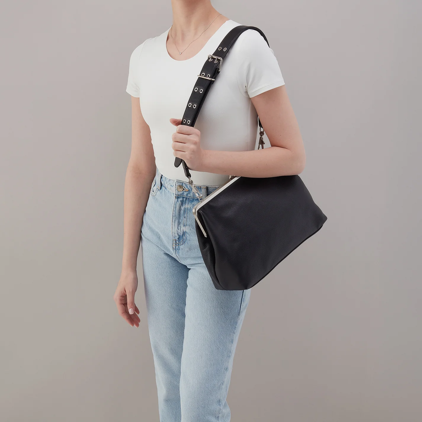 Alba Large Frame Dual Strap In Pebbled Leather - Black - Image 3