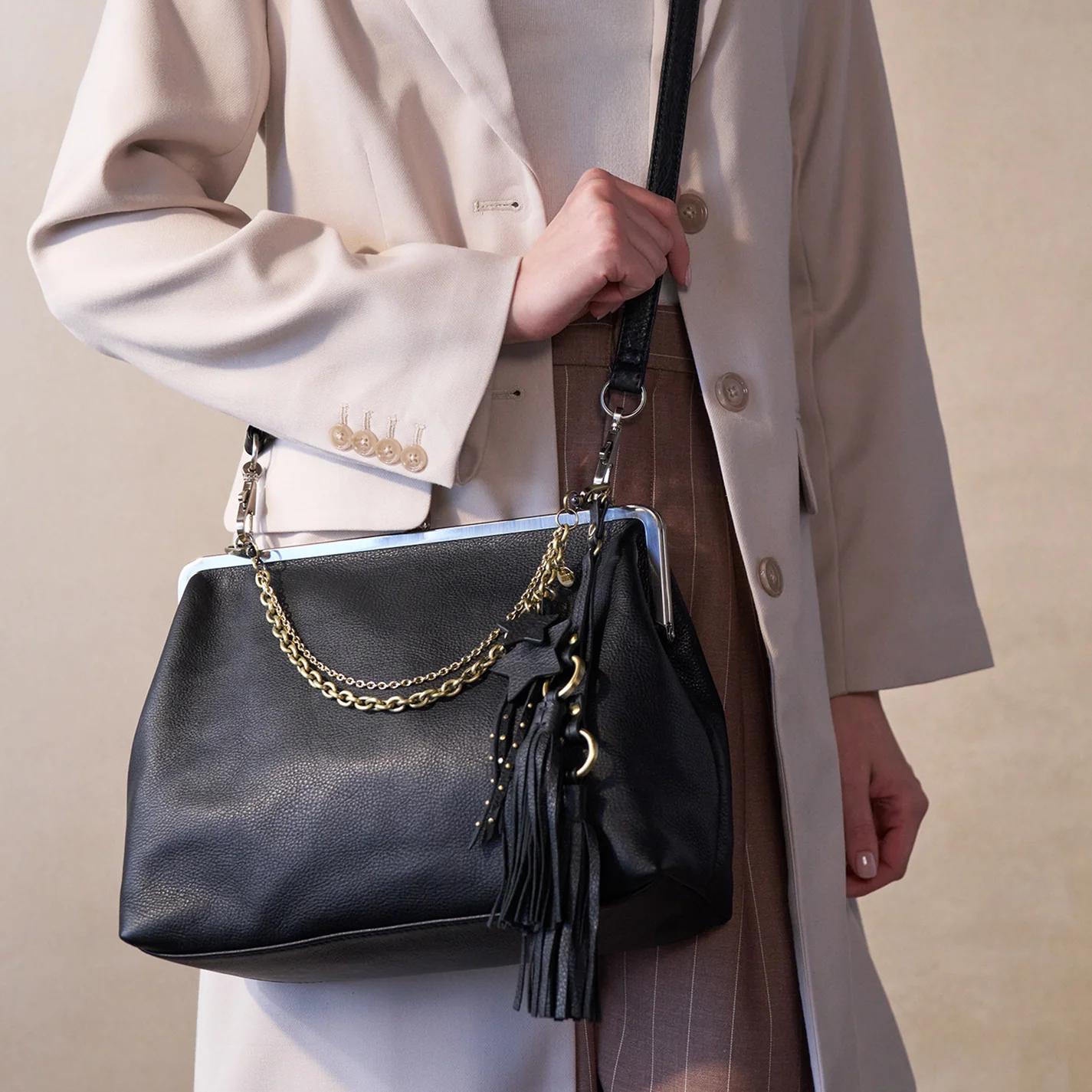 Alba Large Frame Dual Strap In Pebbled Leather - Black - Image 8
