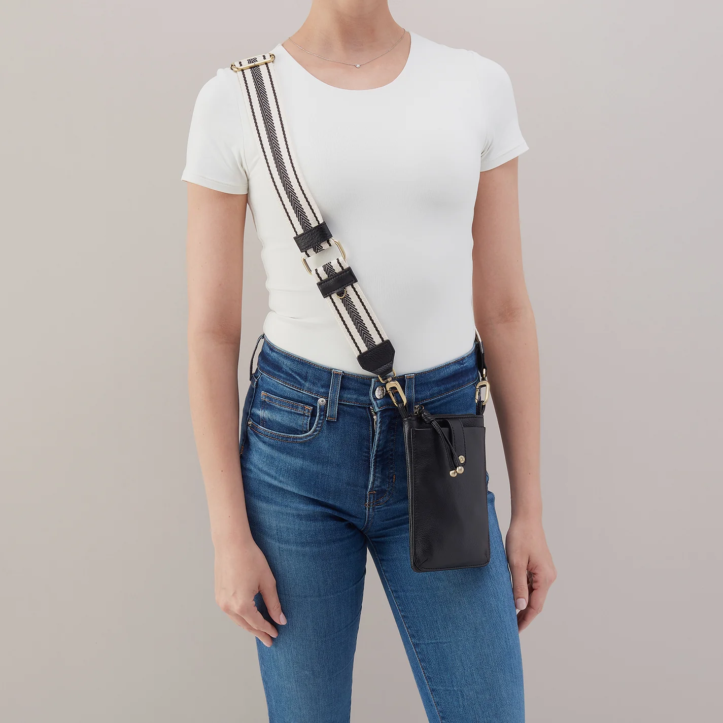 Cass Phone Crossbody In Pebbled Leather - Black - Image 2