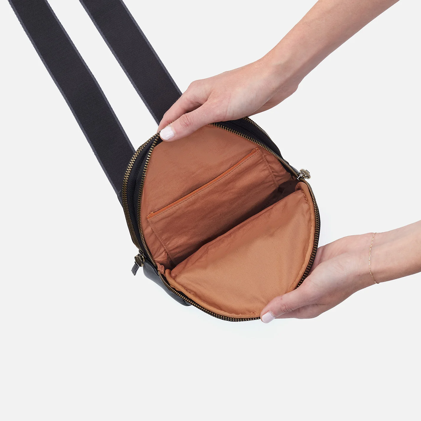 Cass Sling In Pebbled Leather - Black - Image 4