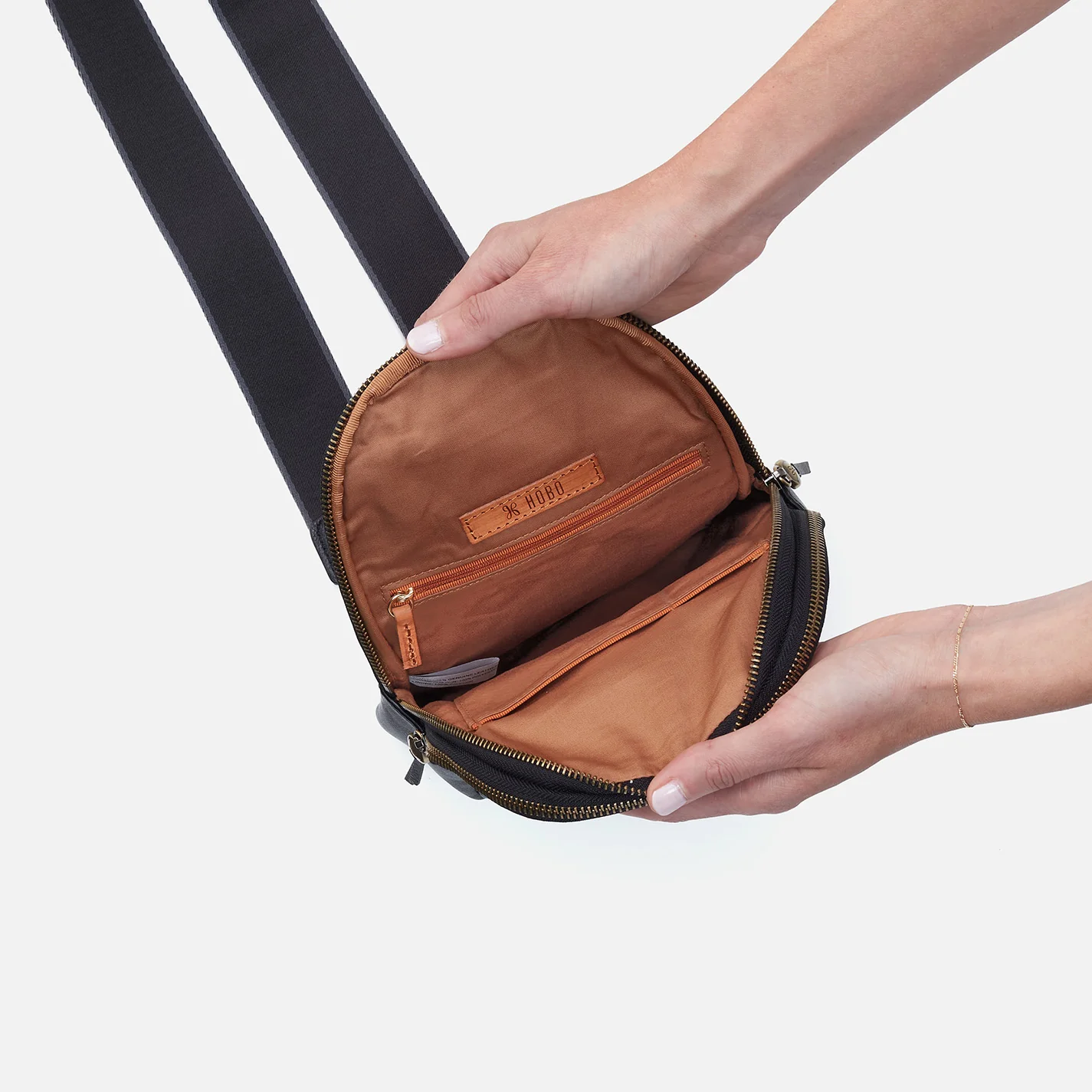 Cass Sling In Pebbled Leather - Black - Image 5