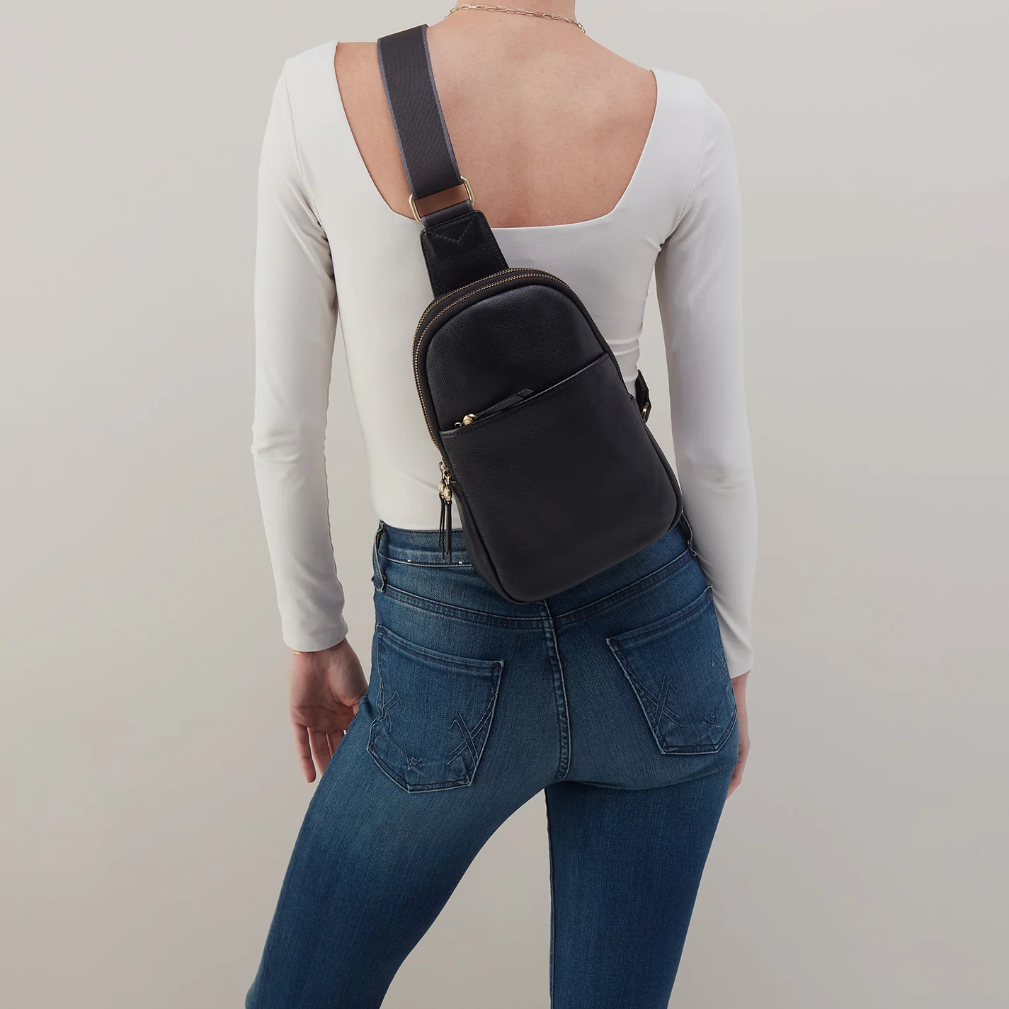Cass Sling In Pebbled Leather - Black - Image 6