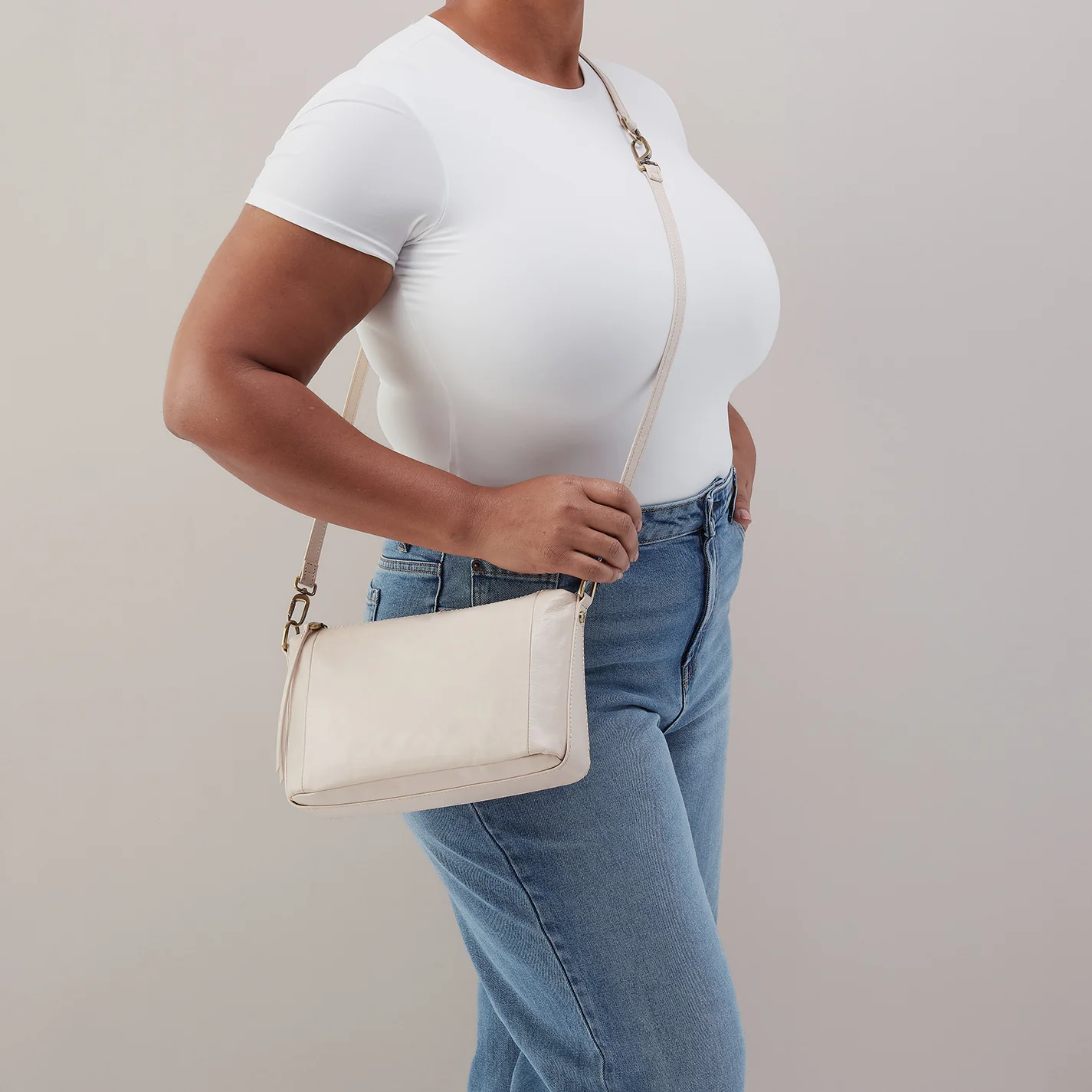 Darcy Carry-All Crossbody In Polished Leather - Pale Flax - Image 3