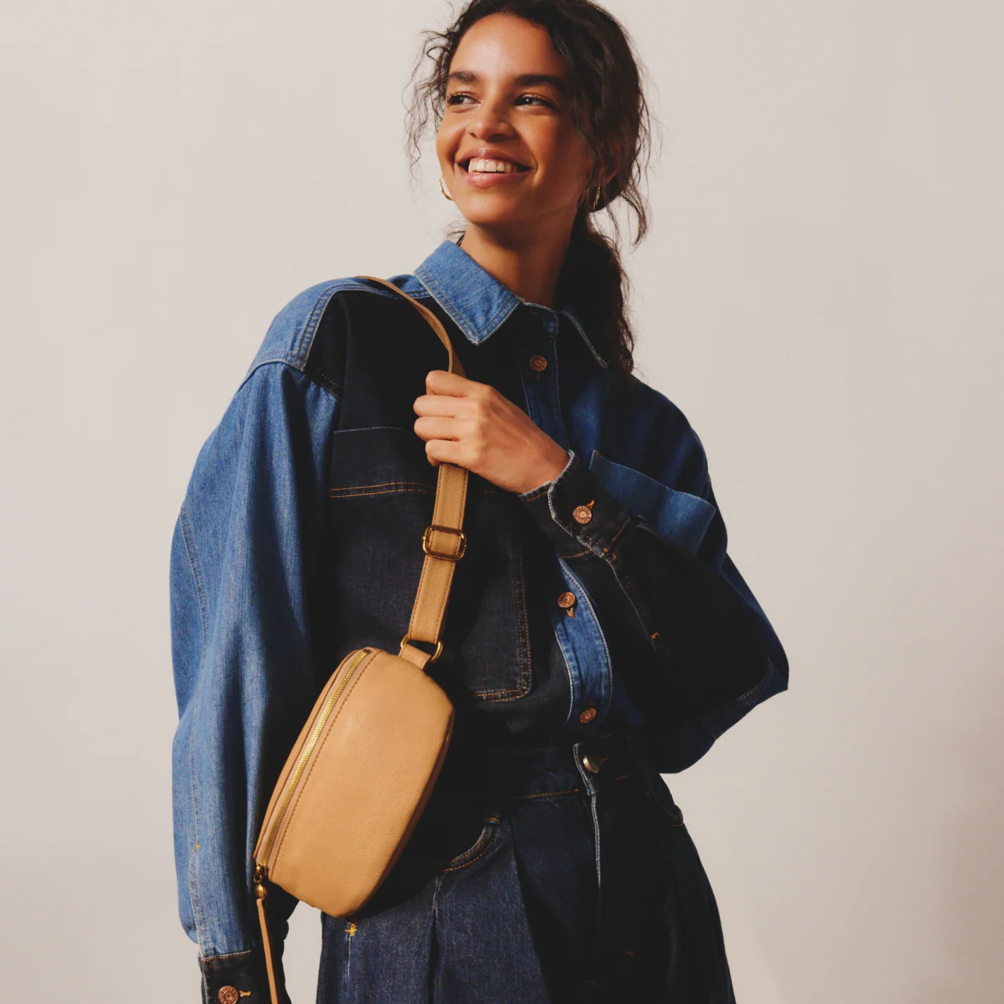 Fern Belt Bag In Pebbled Leather - Sandstorm - Image 4