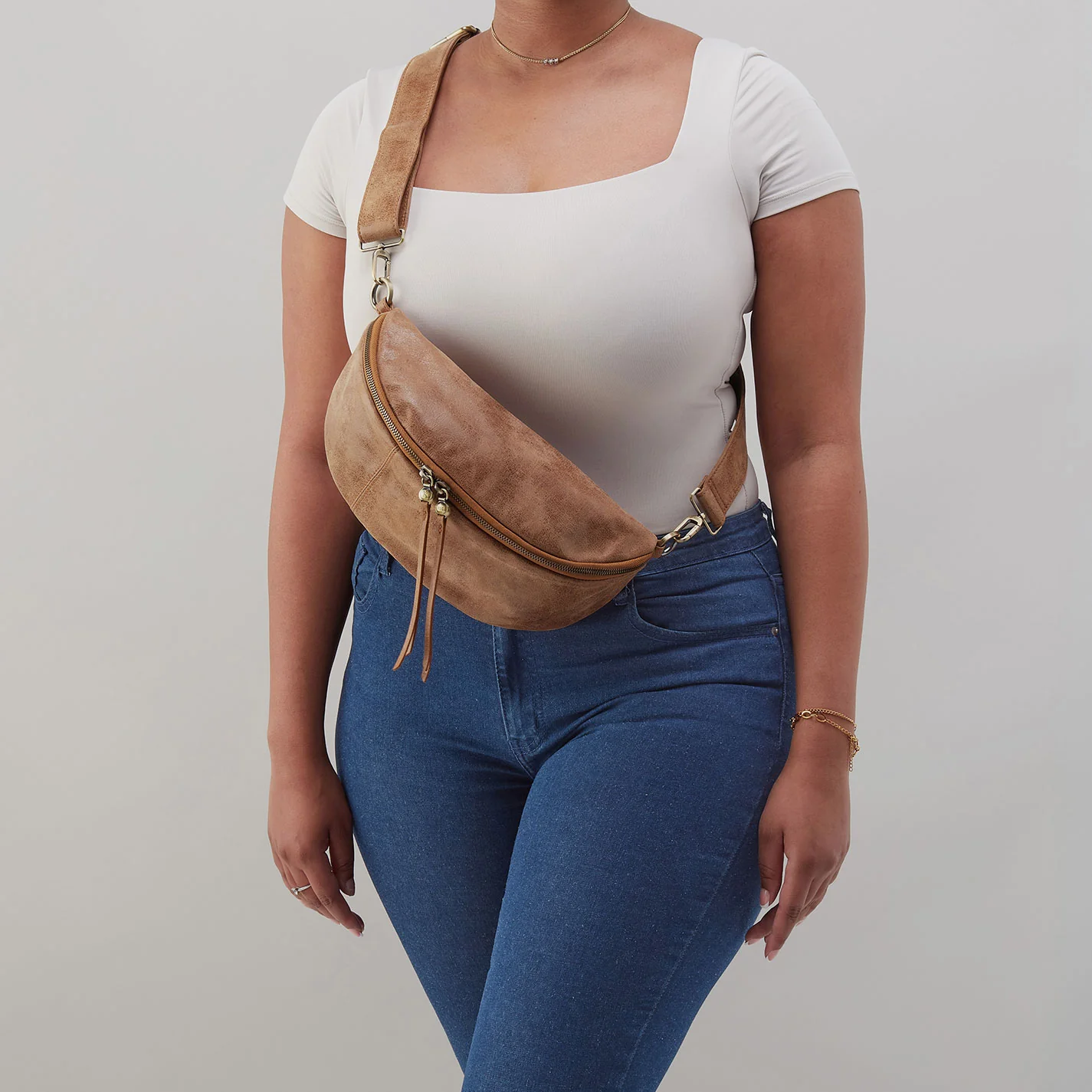 Hunter Medium Belt Bag In Buffed Leather - Whiskey - Image 3