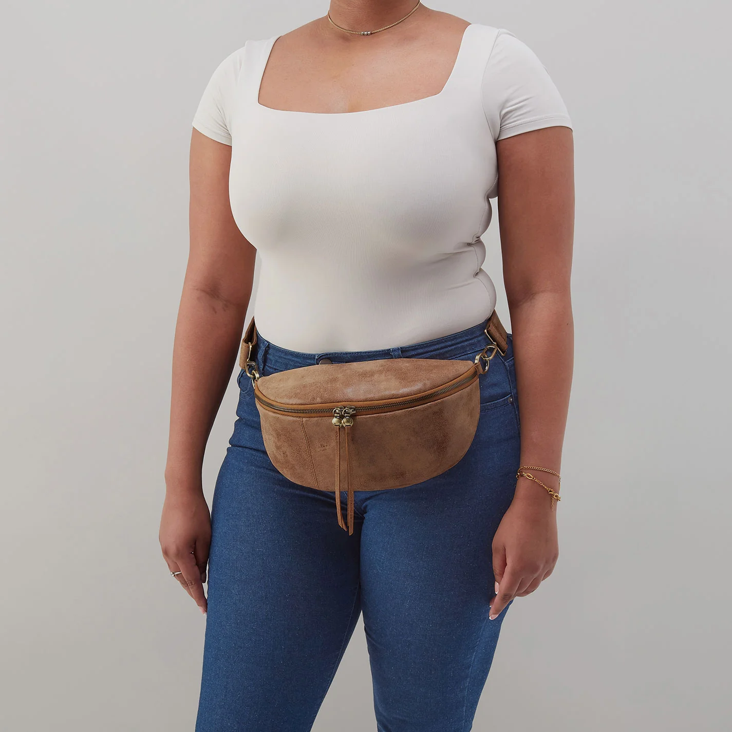 Hunter Medium Belt Bag In Buffed Leather - Whiskey - Image 5