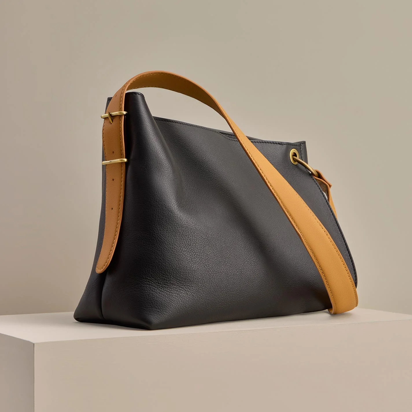 Rayna Shoulder Bag in Double-Faced Leather - Black - Image 7