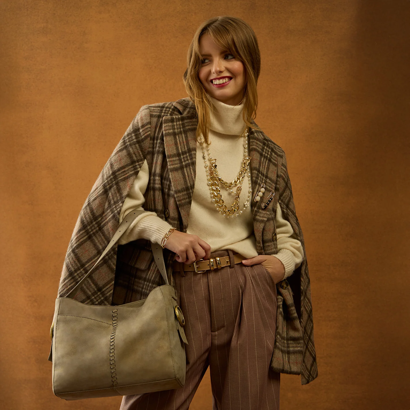 Render Shoulder Bag in Nubuck Leather - Golden Granite - Image 2