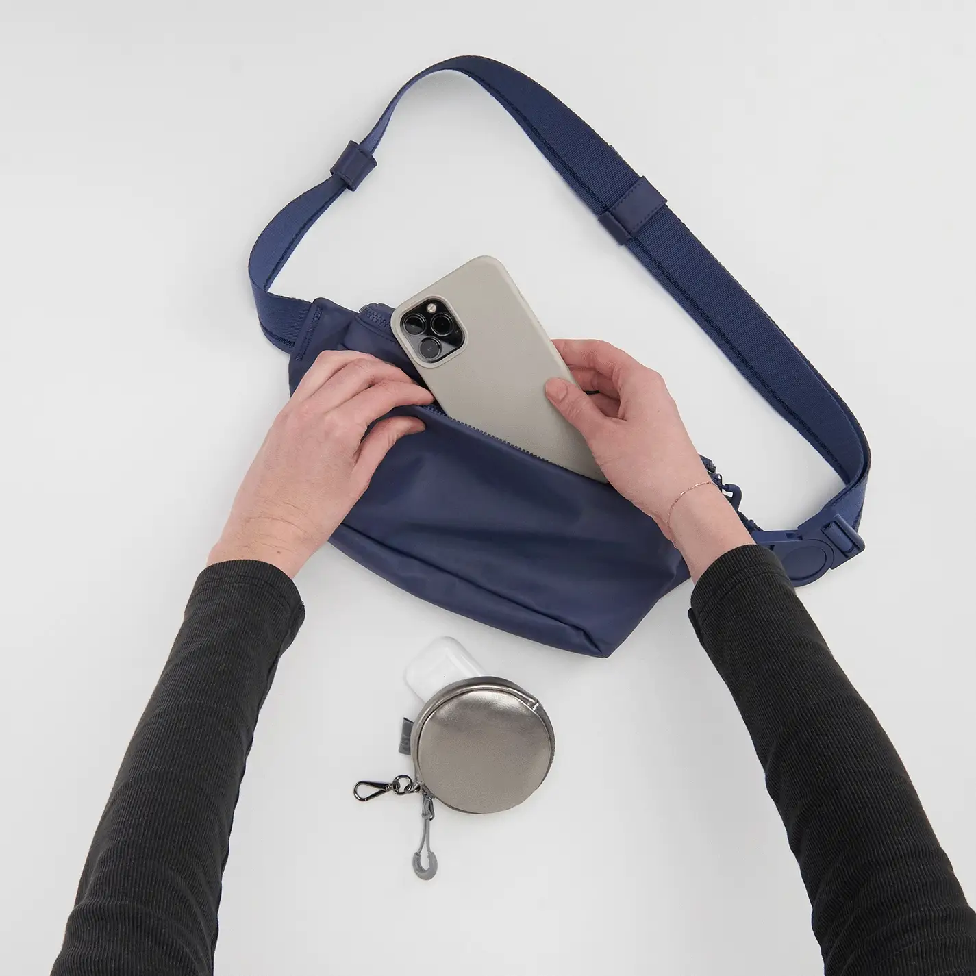 TAG ALONG Clip-on in EverShine nylon - Coffee Gold Metallic - Image 3