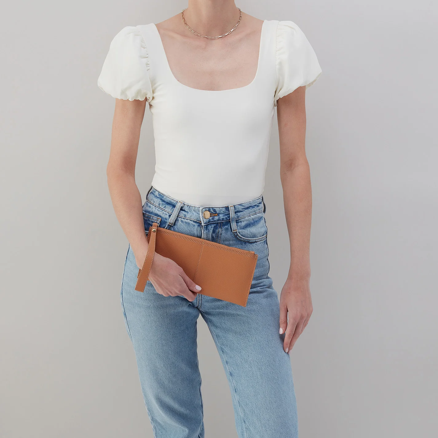 Vida Large Pouch in Micro Pebbled Leather - Biscuit - Image 3