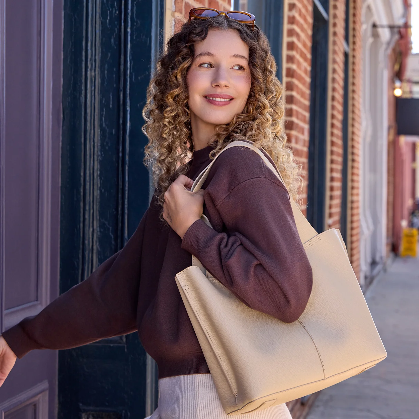 Vida Tote In Micro Pebbled Leather - Almond - Image 2